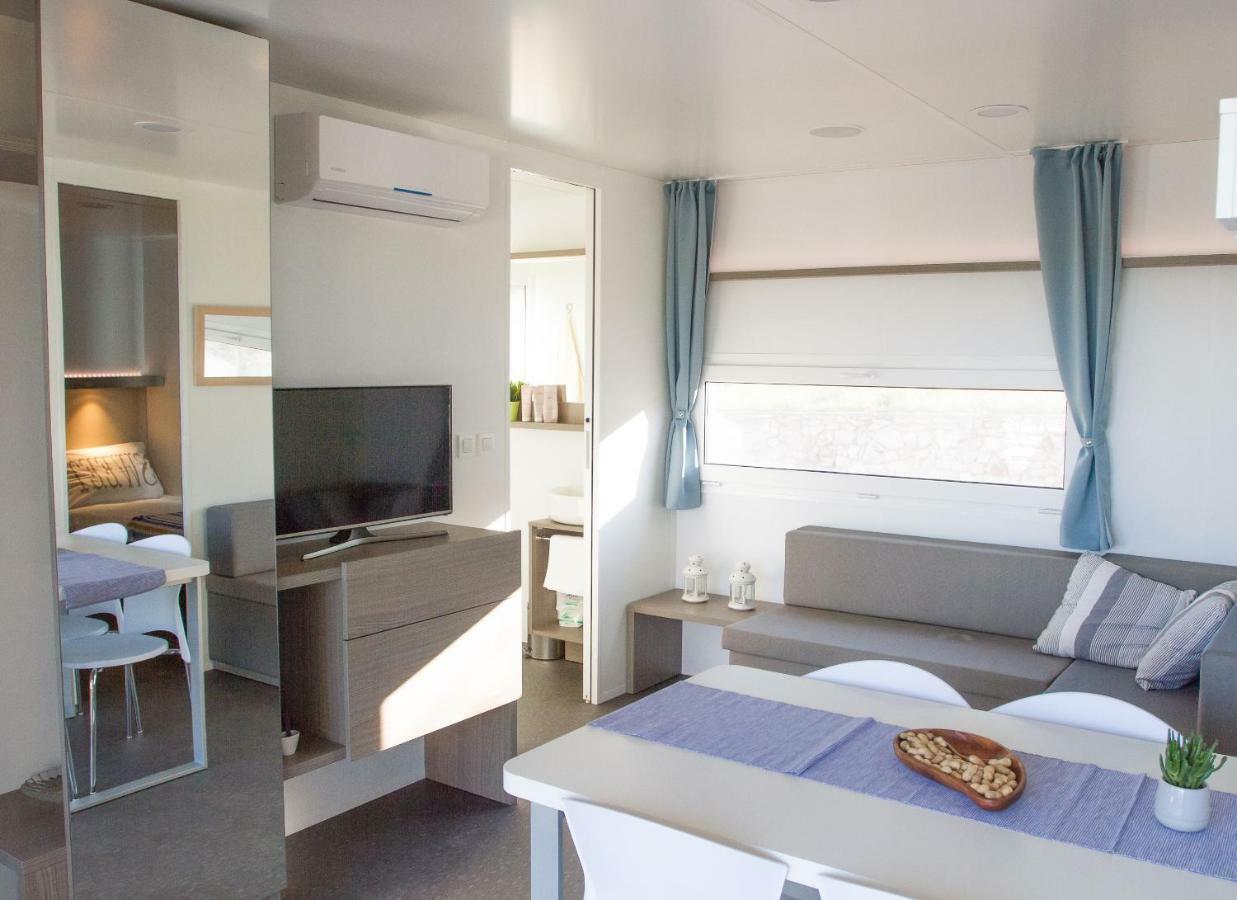 Adrijela Mobile Home Jezera Exterior photo